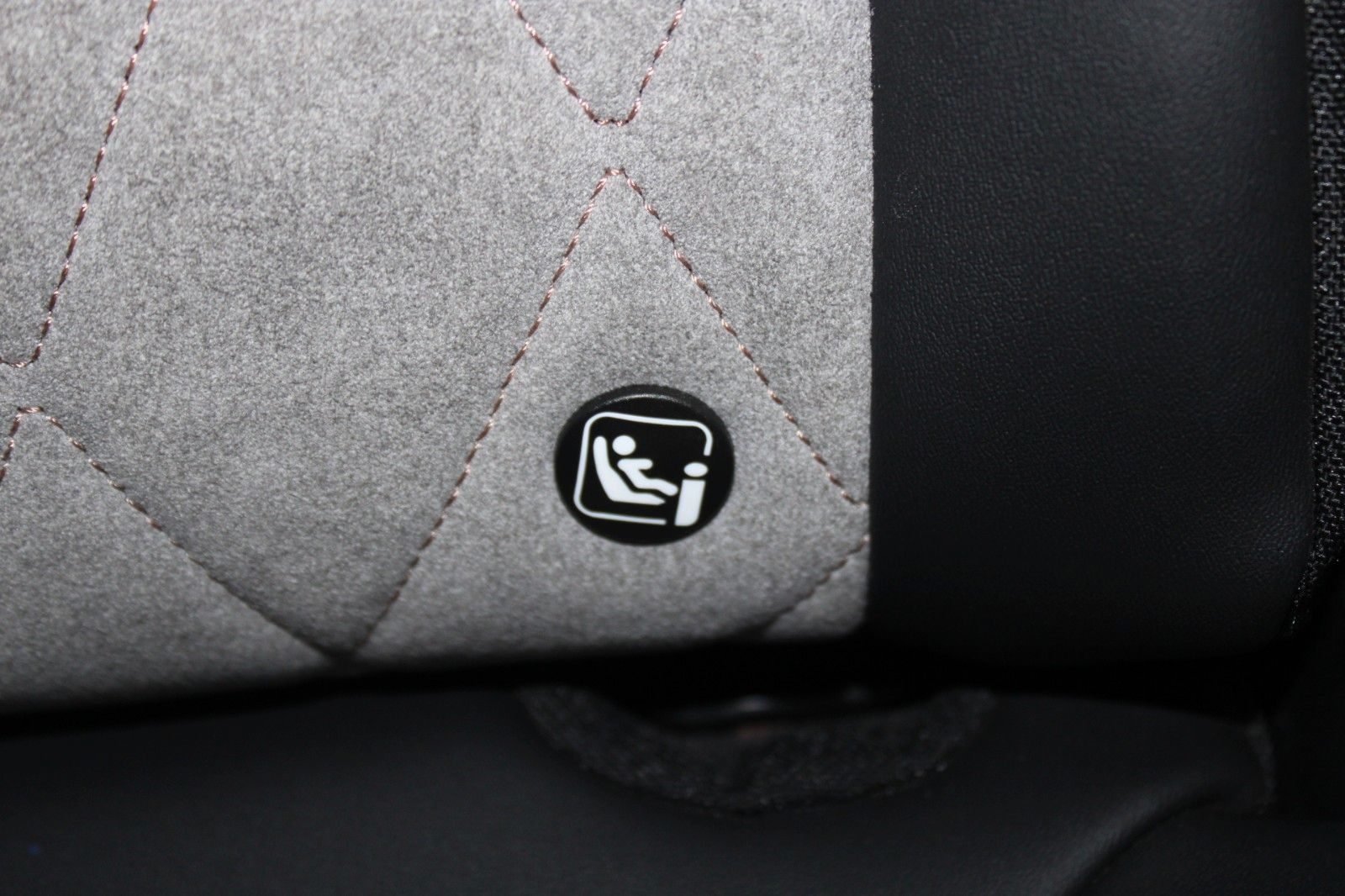 Fahrzeugabbildung Peugeot 3008 HYBRID4 300 e-EAT8 GT Full LED Panodach uvm