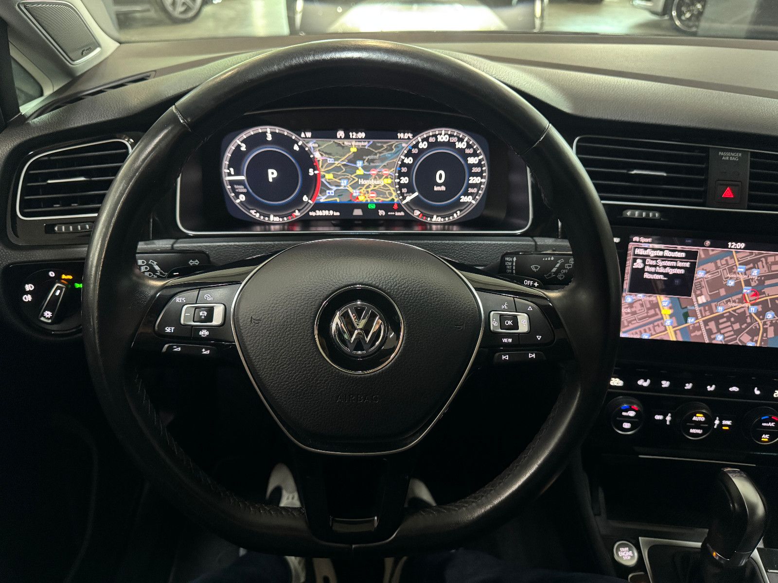 Fahrzeugabbildung Volkswagen Golf VARIANT 2.0 TDI DSG R-LINE SPORTPAKET VOLL