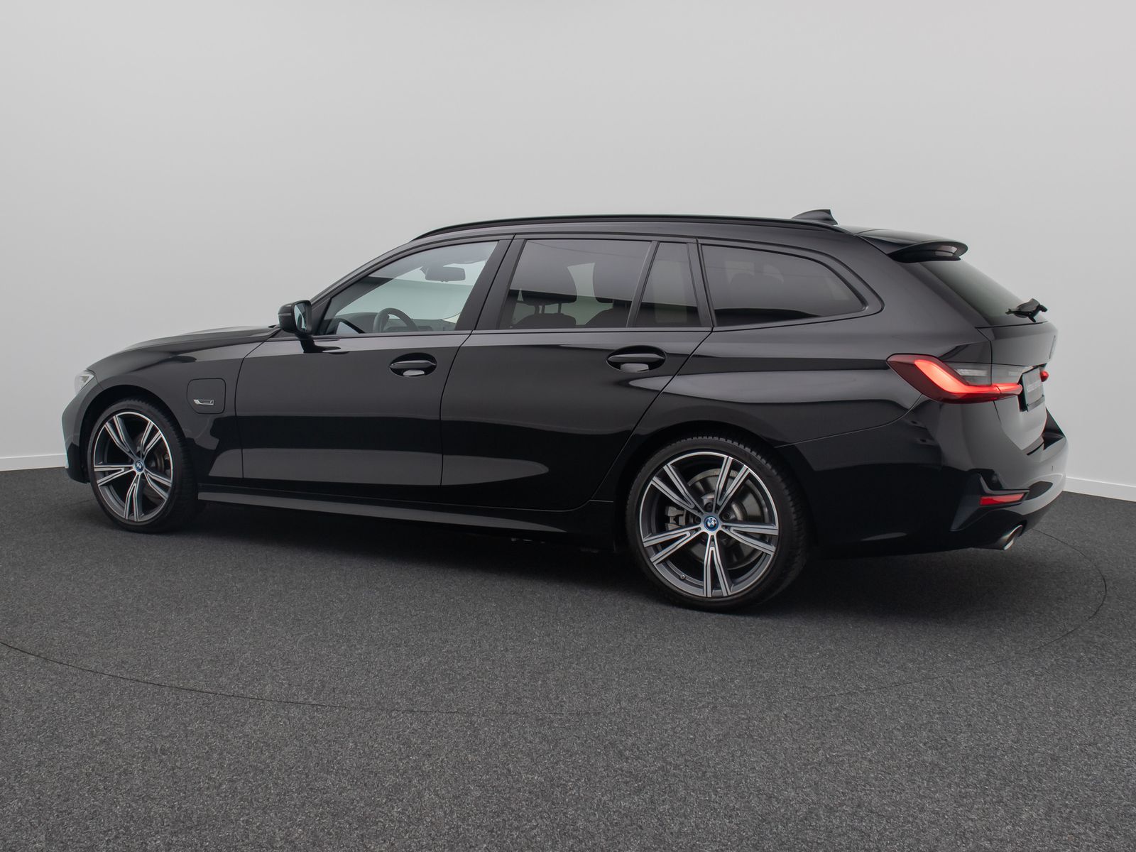 Fahrzeugabbildung BMW 320e Alarm DAB PDC GeschwindigReg Cockpit 19Zoll