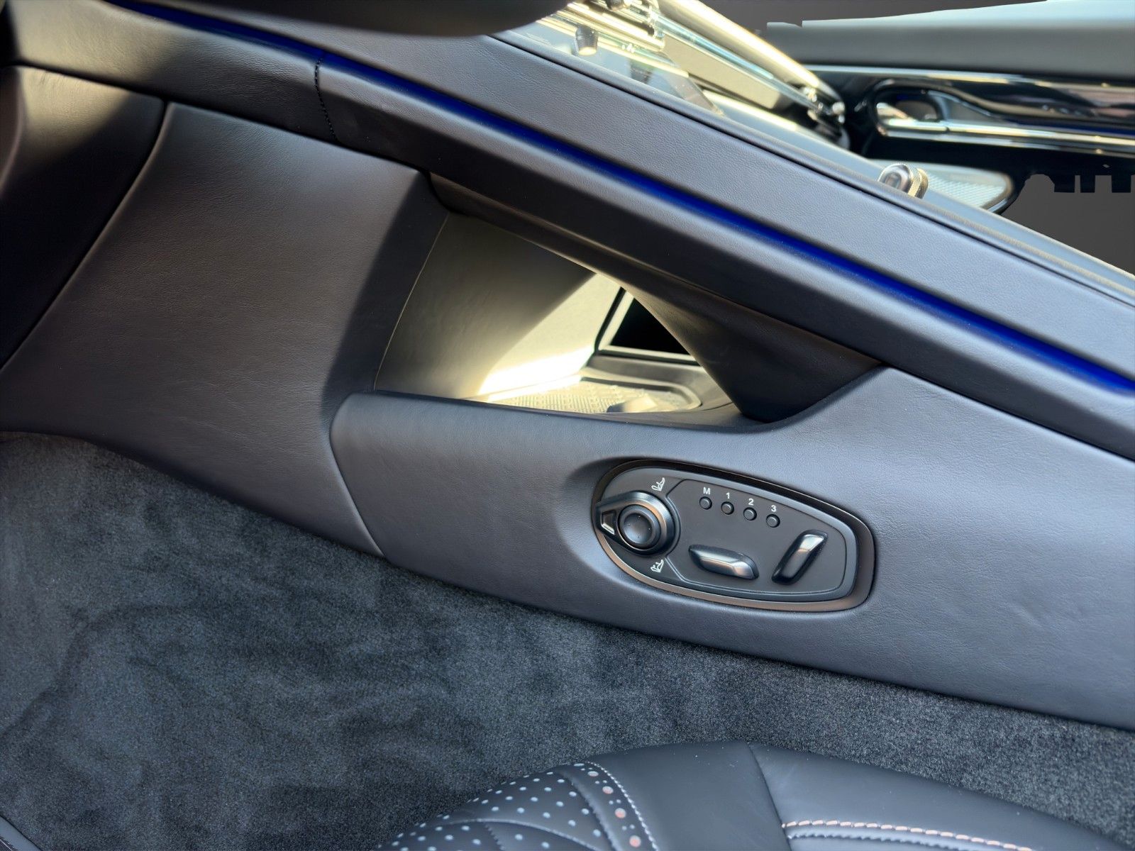 Fahrzeugabbildung Aston Martin DB12 4.0 V8 Volante PPF Bowers & Wilkins