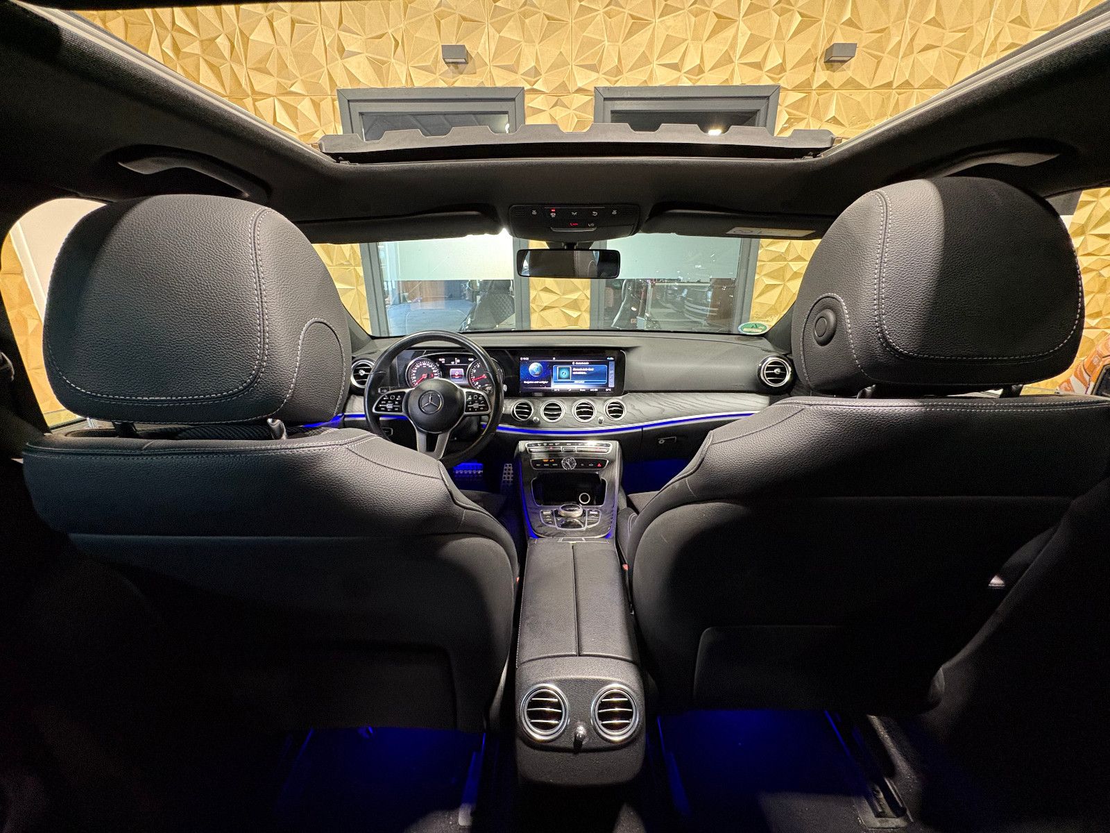 Fahrzeugabbildung Mercedes-Benz E 200 Lim./PANO/AMBIENTE/APPLE/SHZ/KLIMA/