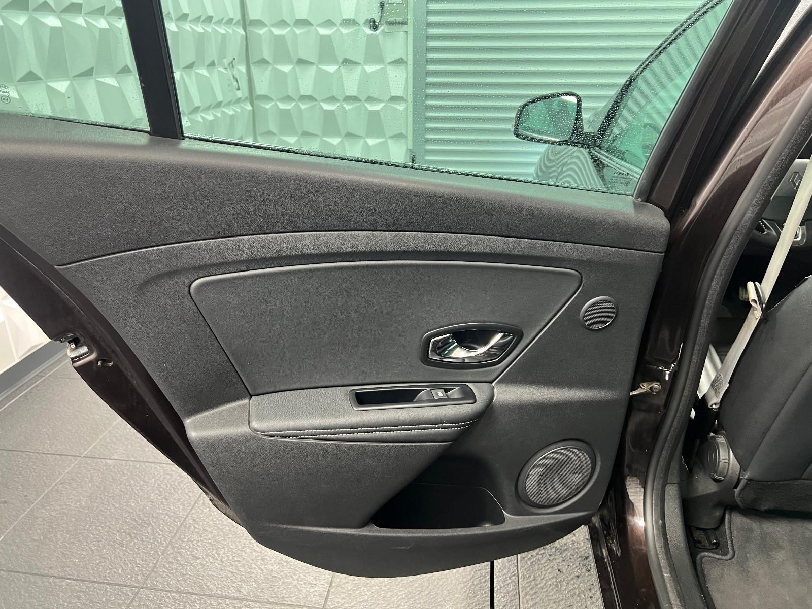 Renault Megane 2015 — photo 21