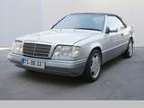Mercedes-Benz Cabriolet - Mercedes-Benz 220 mit Benzin-Antrieb: Cabrio