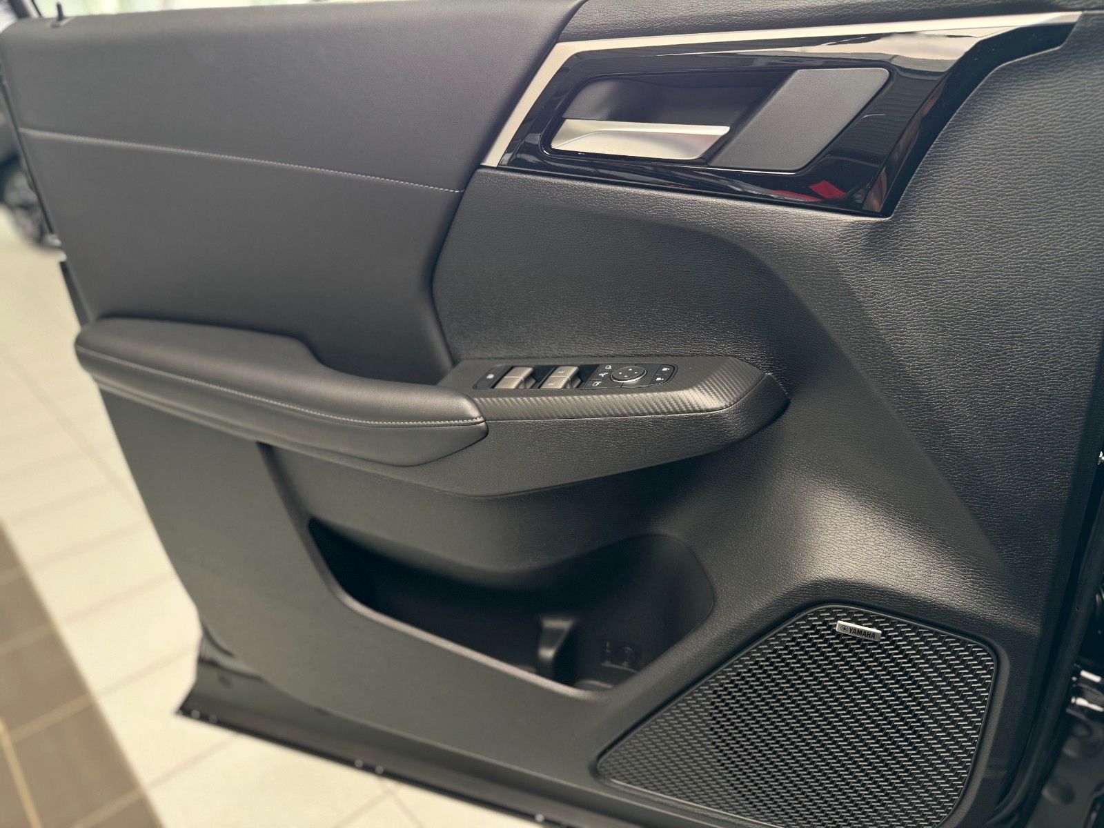 Fahrzeugabbildung Mitsubishi Plug-in Hybrid Outlander Intro Edition