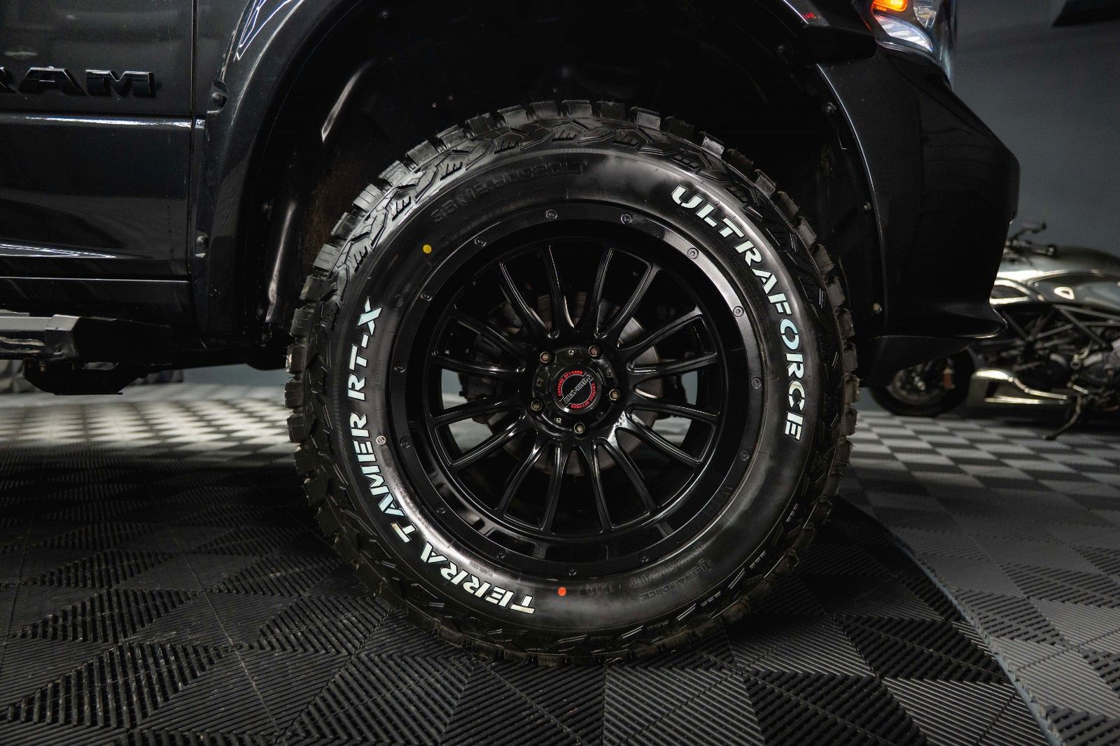 Fahrzeugabbildung Dodge RAM 5.7 V8 HEMI 4x4 Sport OFFROAD Night LONGBED