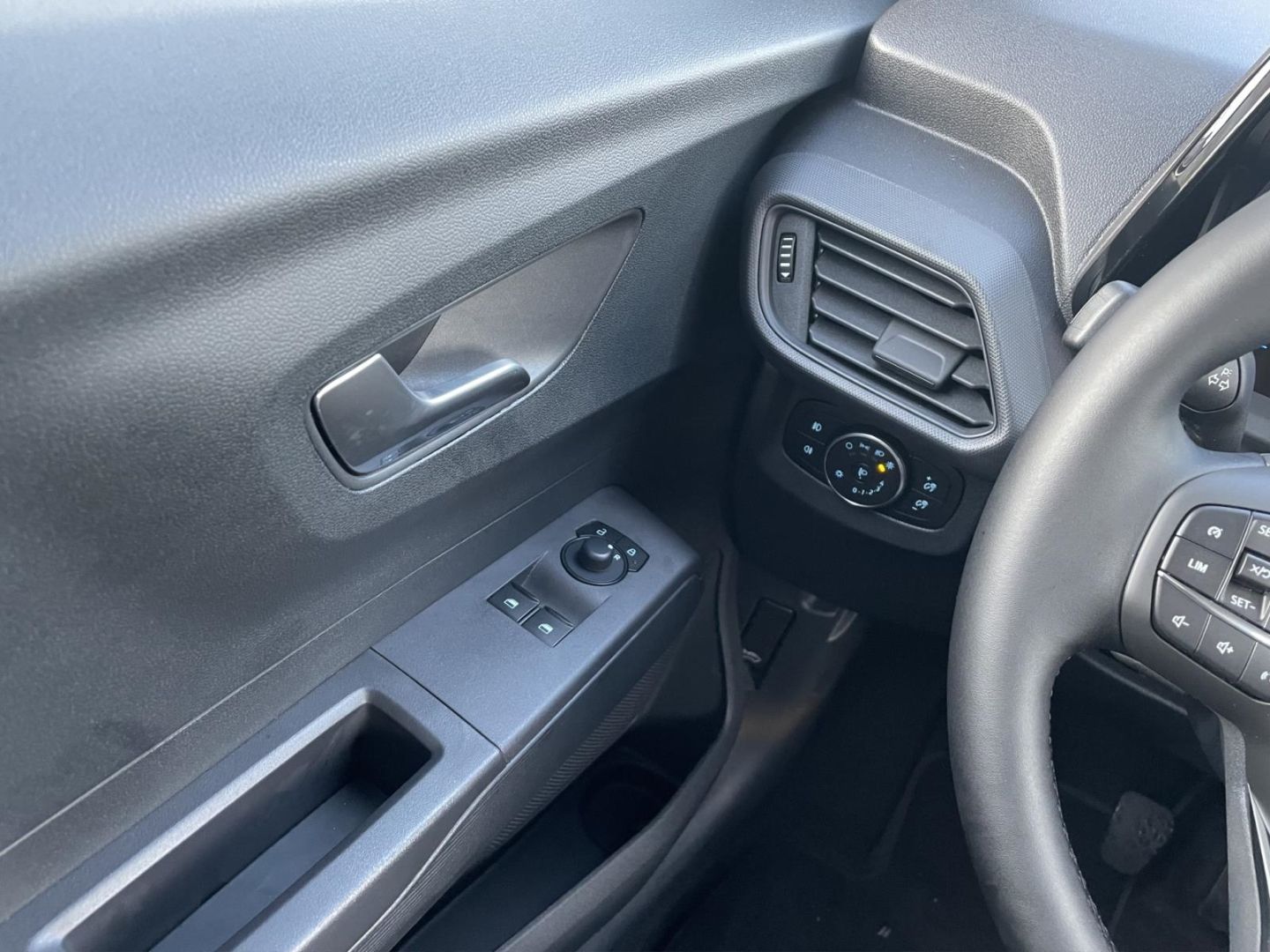 Fahrzeugabbildung Ford Transit Courier Trend Doppelkabine DAB LenkradH