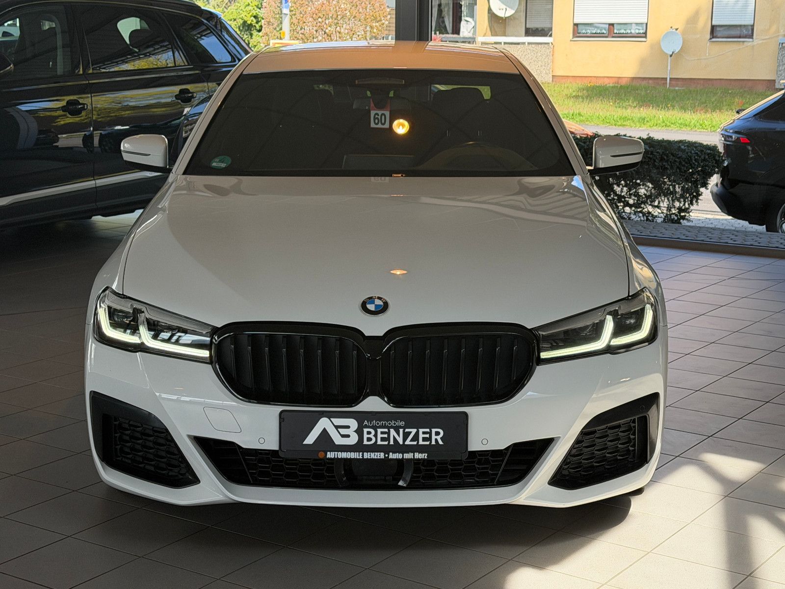 Fahrzeugabbildung BMW 530 d XDriveM Sport/M-PAKET/HARMAN-KARDON/AMBIE
