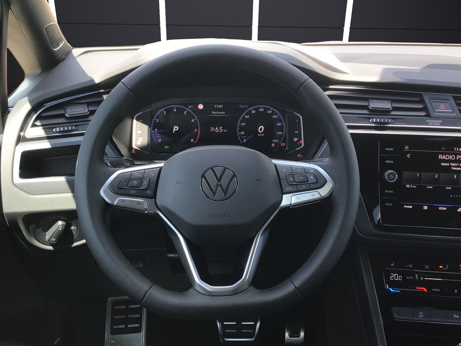 Fahrzeugabbildung Volkswagen Touran TSI R-Line Highline DSG LED ACC 18" AHK S