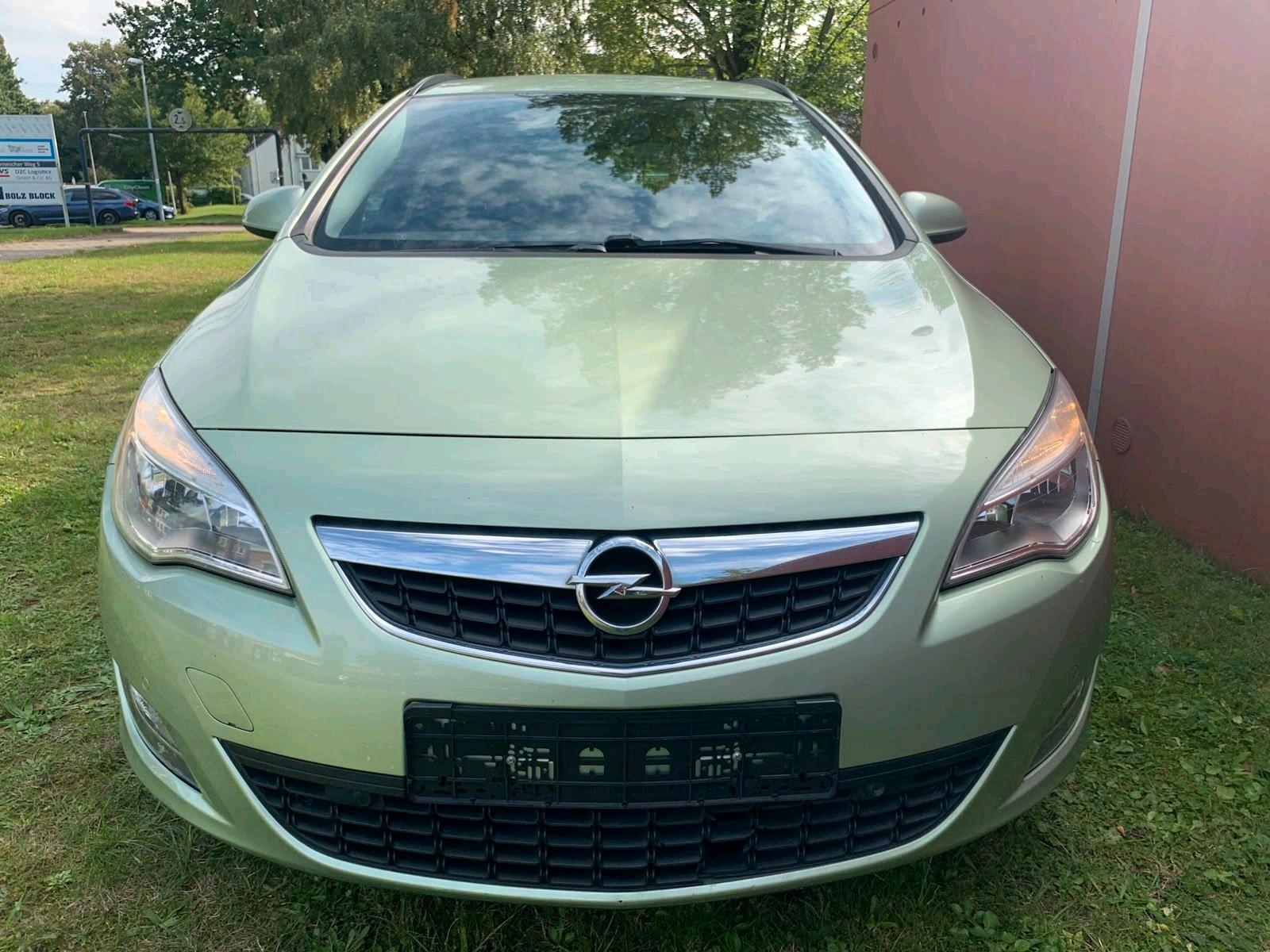 Opel Astra 2011 — photo 7