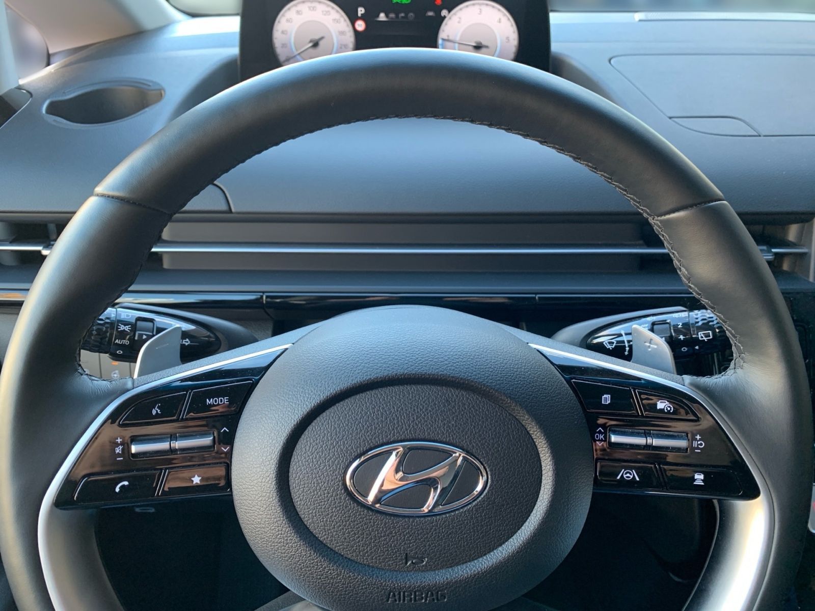 Fahrzeugabbildung Hyundai STARIA 2.2 CRDi Trend 8-AT 9-Sitzer ParkPak.