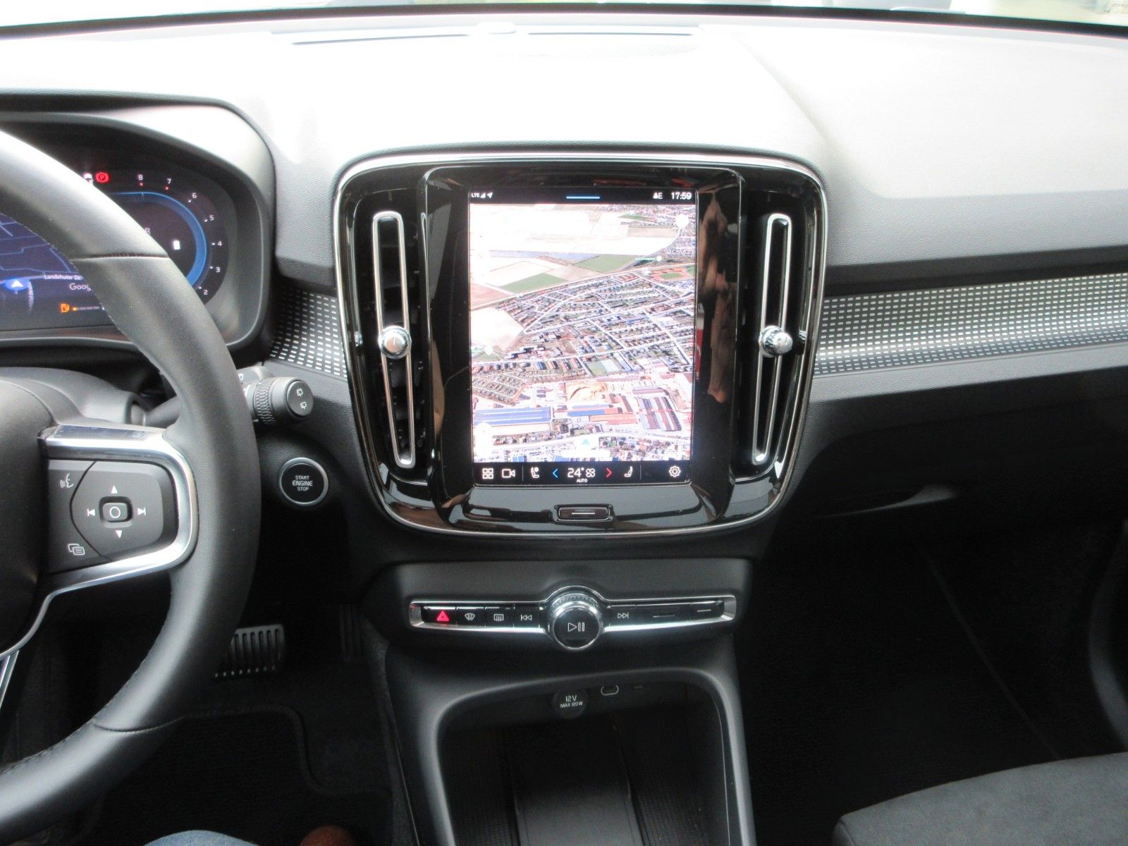 Fahrzeugabbildung Volvo XC 40 Plus Dark 2WD