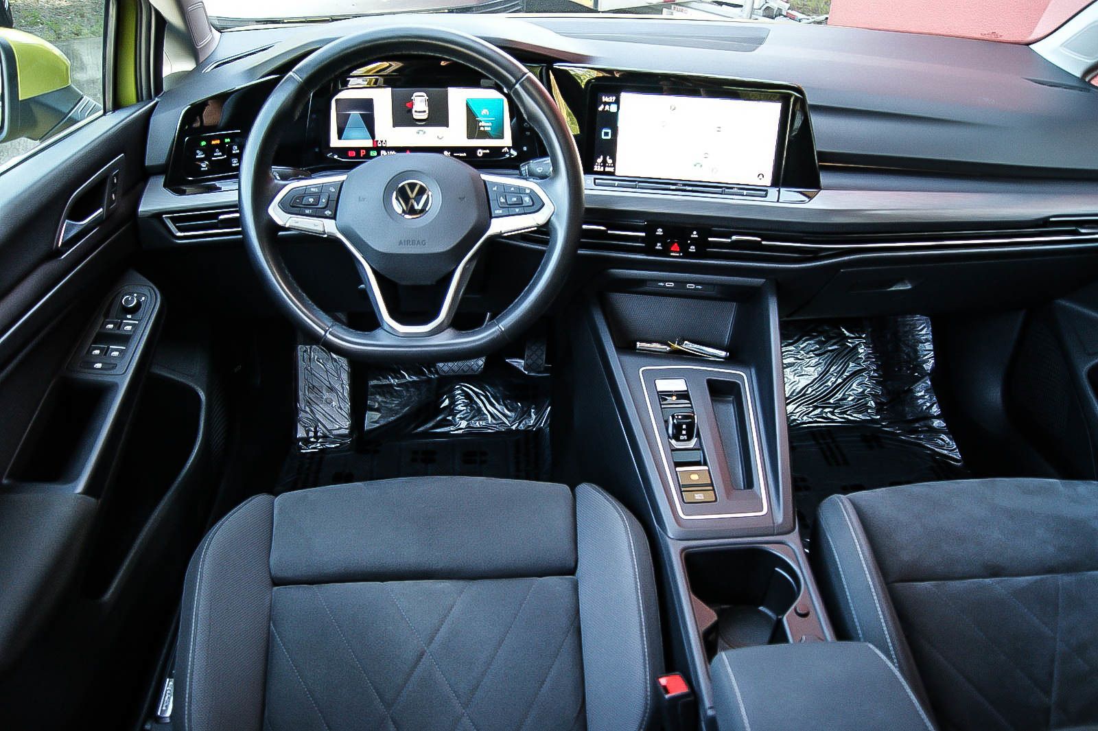Fahrzeugabbildung Volkswagen Golf VIII 1.5eTSI DSG First Edition MATRIX ANHZV