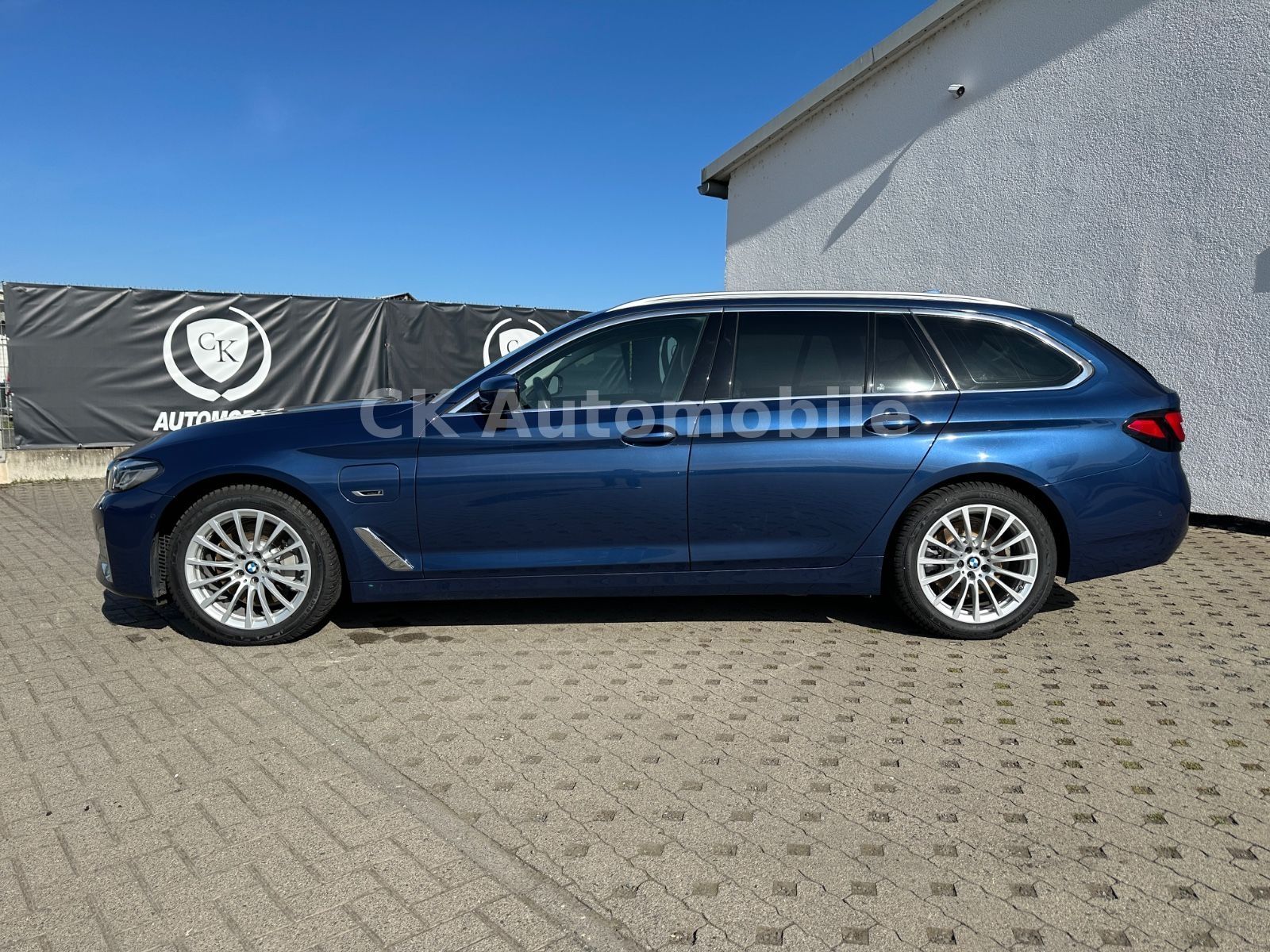 Fahrzeugabbildung BMW 530e xDrive Touring Luxury Line/Pano/LED/Kam/AHK