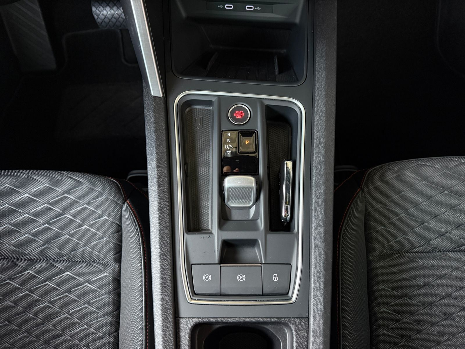 Fahrzeugabbildung SEAT Leon FR RFK LED NAVI CARPLAY