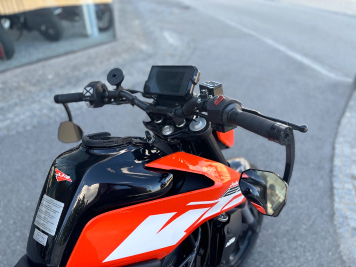 Fahrzeugabbildung KTM 125 Duke, Sportausp, Kurzer KZH, Lenkerendspiege