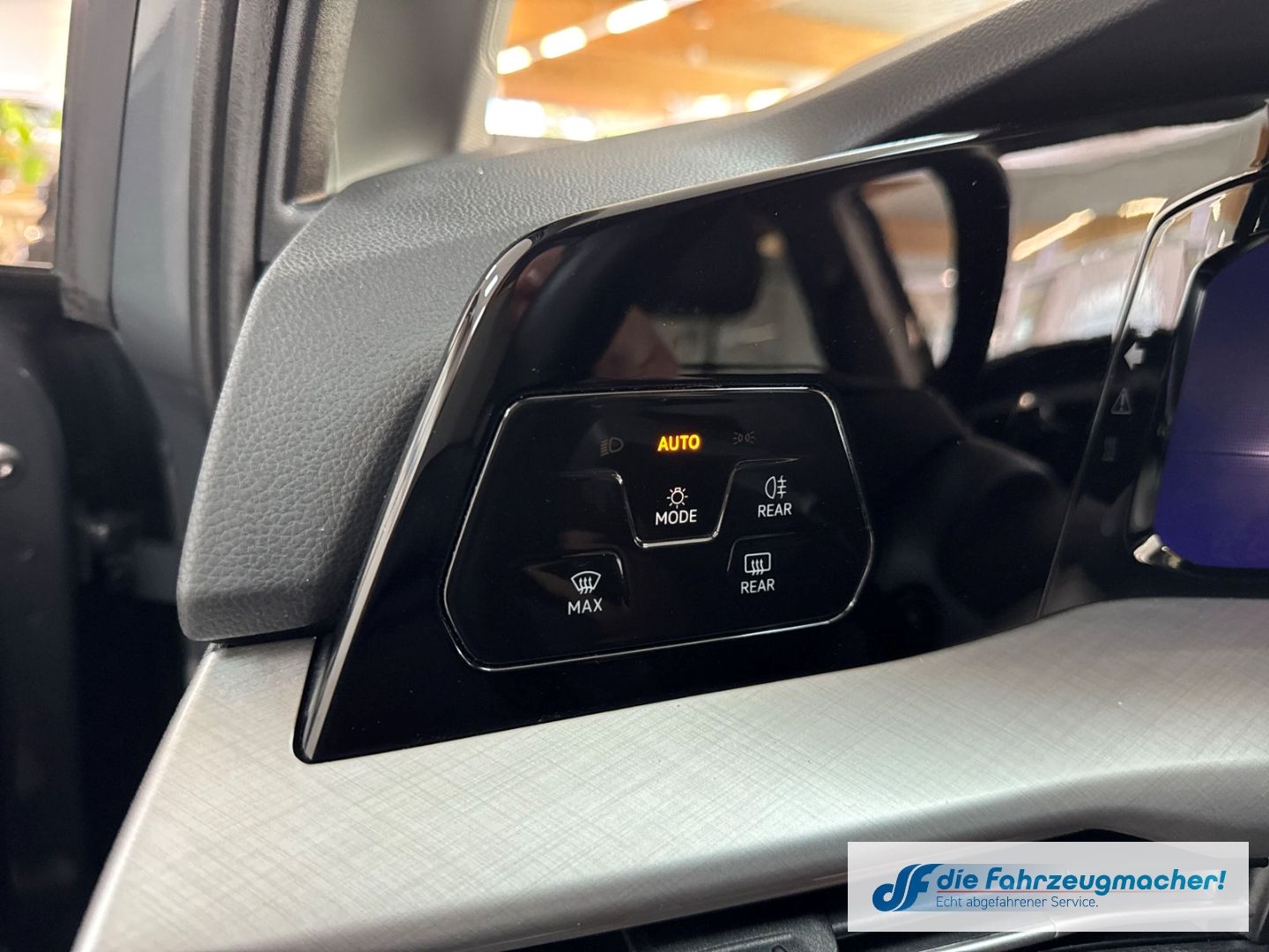 Fahrzeugabbildung Volkswagen Golf VIII 2.0 TDI 110 kW Life Digitales Cockpit