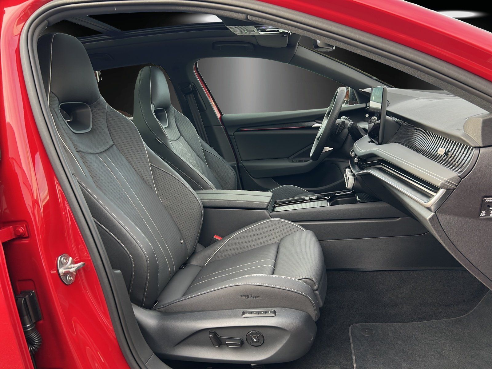 Fahrzeugabbildung SKODA Superb 1.5 TSI iV Sportline/PANO/AHK/HUD/ACC/360