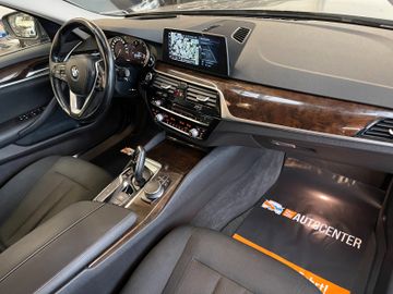 BMW 530 i xDrive *1.HAND*NAVI*TEMPO*SZHZ*AHK*PDC*