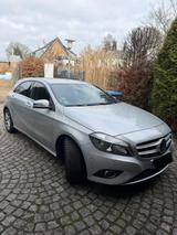 Mercedes-Benz A 180 - Benzin - AUTOMATIK - Mercedes-Benz A 180 Gebrauchtwagen in Hamburg
