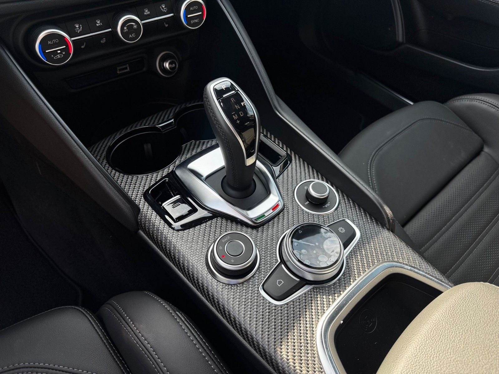 Fahrzeugabbildung Alfa Romeo Giulia Quadrifoglio 520 PS MATRIX NAVI SITZHZG.