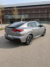 BMW iX2 eDrive20 - - BMW iX2 mit Panoramadach