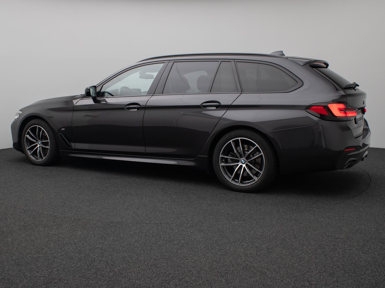 Fahrzeugabbildung BMW 520d xD M Sport Panorama Kamera DAB AHK Alarm