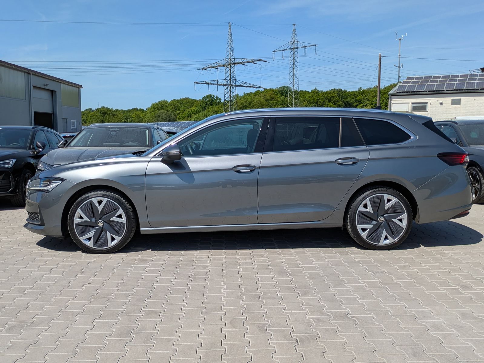 Fahrzeugabbildung SKODA Superb 2.0 TDI 4x4 Selection MATRIX*AHK*PANO*19"