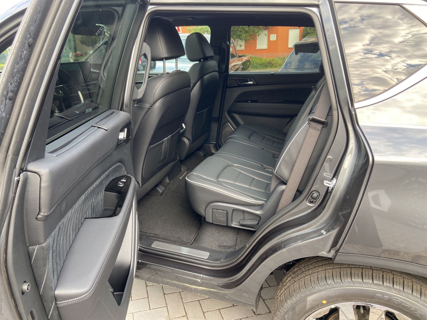 Fahrzeugabbildung KGM Rexton 2.2 Lux 8 AT AWD Navi Leder 360 Kamera