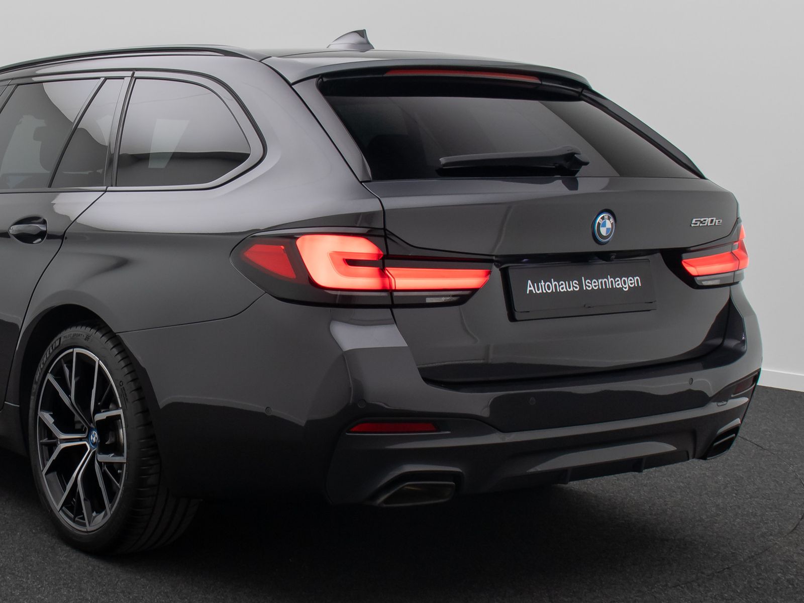 Fahrzeugabbildung BMW 530e M Sport Laser DAB HiFi HUD DispKey Panorama
