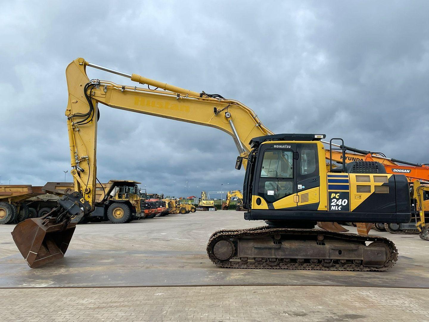Komatsu PC240NLC-10