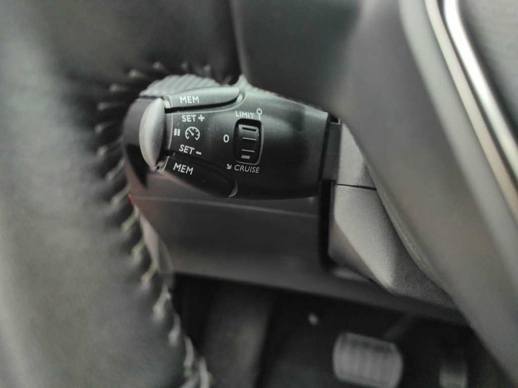 Fahrzeugabbildung Peugeot 208 Style 1.2T LED/NAVI/PDC/ALU/TEMPOMAT