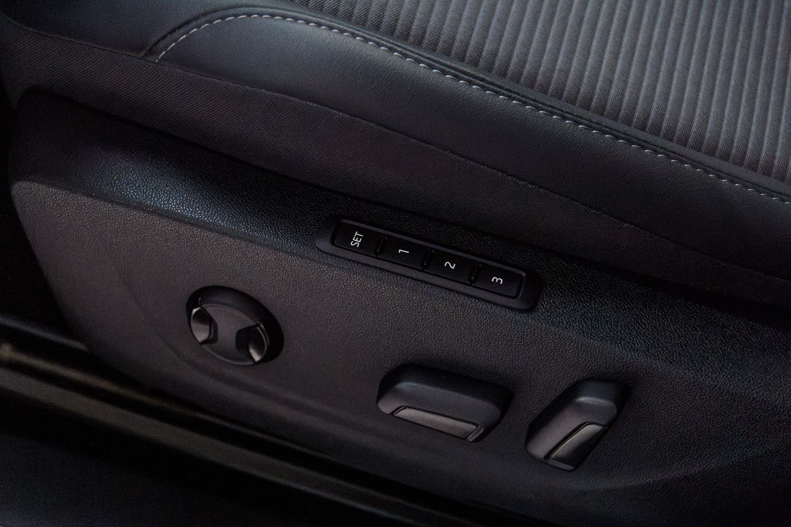 Fahrzeugabbildung SKODA Enyaq 60 Loft MATRIX-LED+RFK+NAVI+KEYLESS+SZH