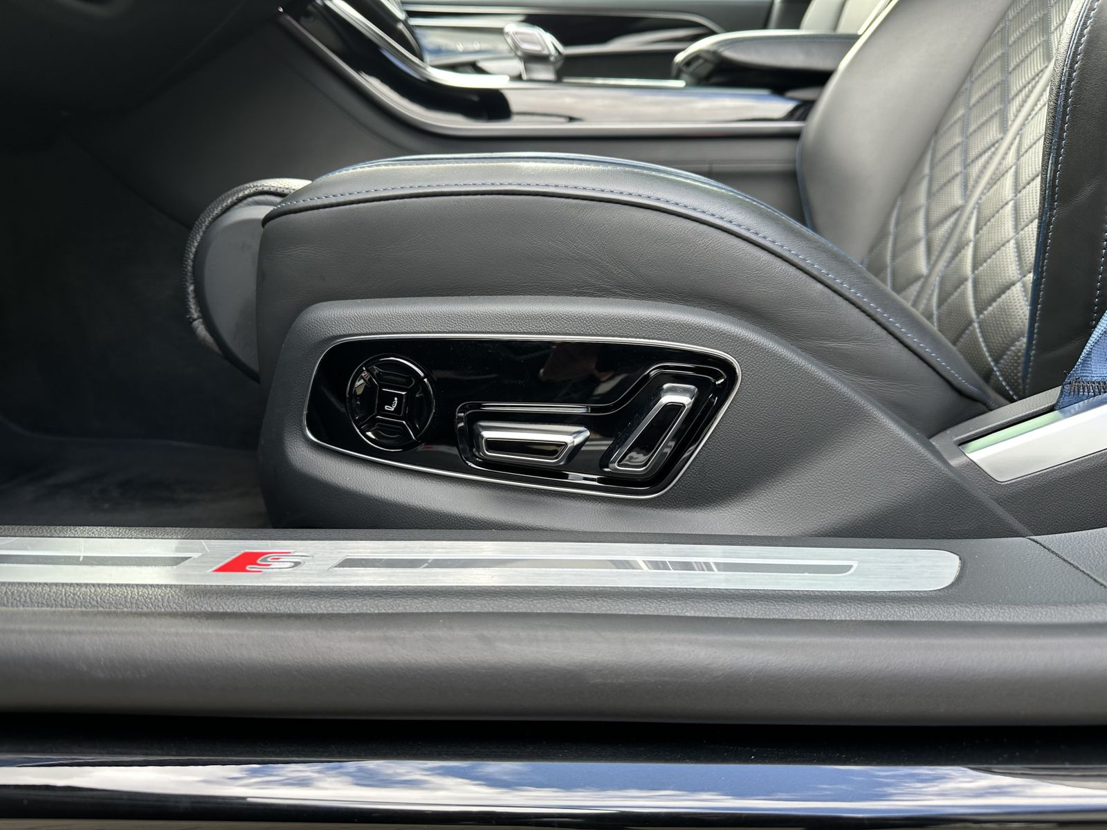 Fahrzeugabbildung Audi A8 60 TFSIe Quattro S-Line MATRIX+ACC+HUD+PANO