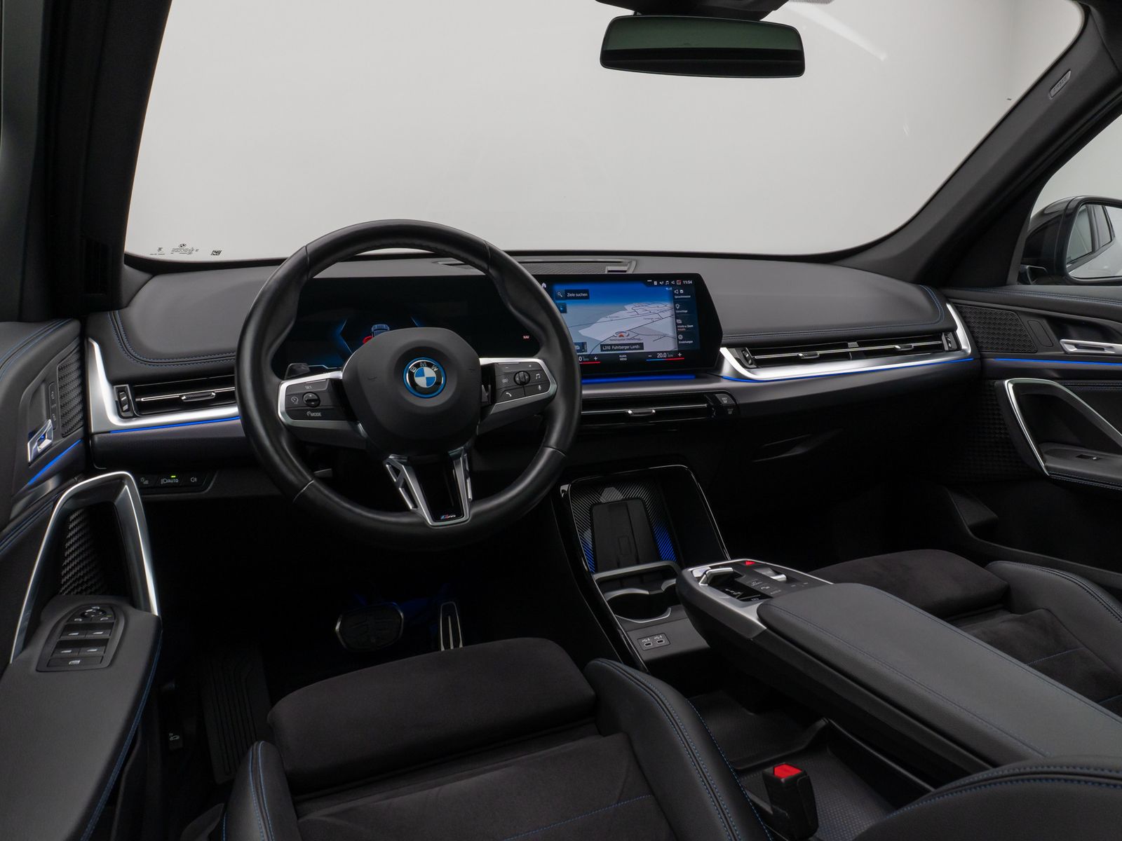 Fahrzeugabbildung BMW iX1 xD30 M Sport DAB Panorama Kamera Komfort 19"