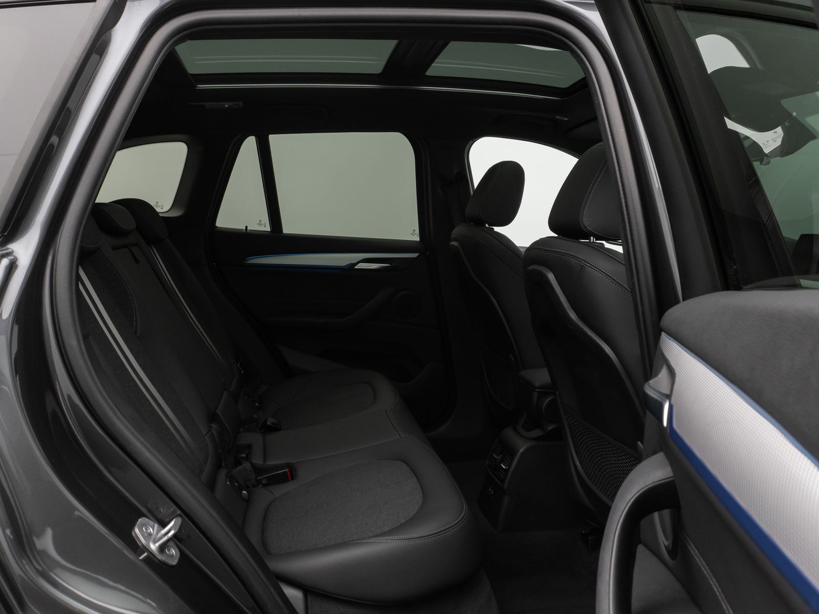 Fahrzeugabbildung BMW X1 xD25e M Sport Panorama Kamera HUD DAB HiFi
