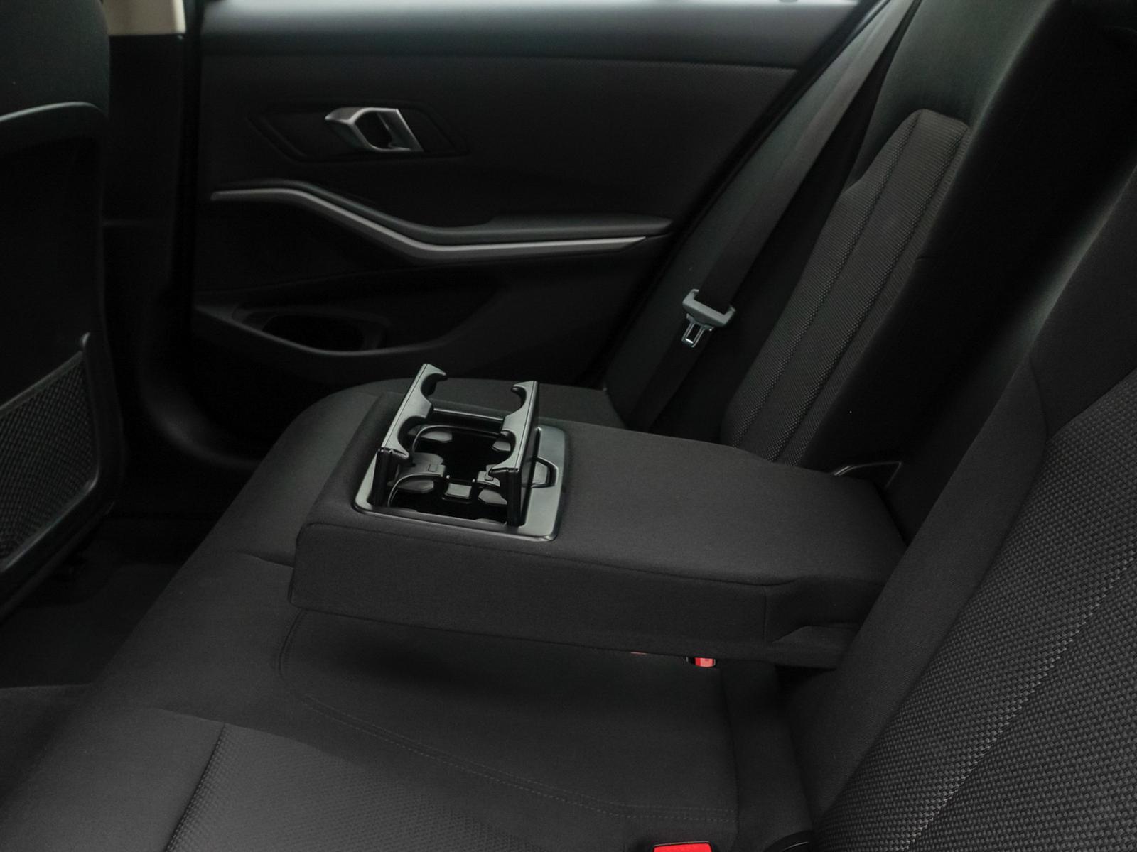 BMW 318i  Widscreen PDC GeschwindigReg DAB Cockpit+