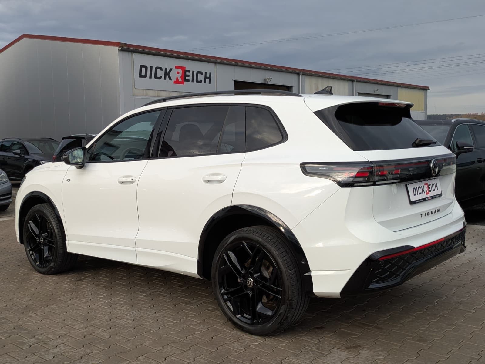 Fahrzeugabbildung Volkswagen Tiguan 2.0 TDI 4M R-Line PANO*H&K*AHK*MATRIX*20"