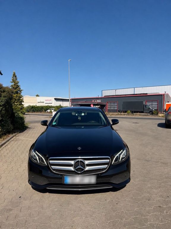 Image of Mercedes-Benz E 220