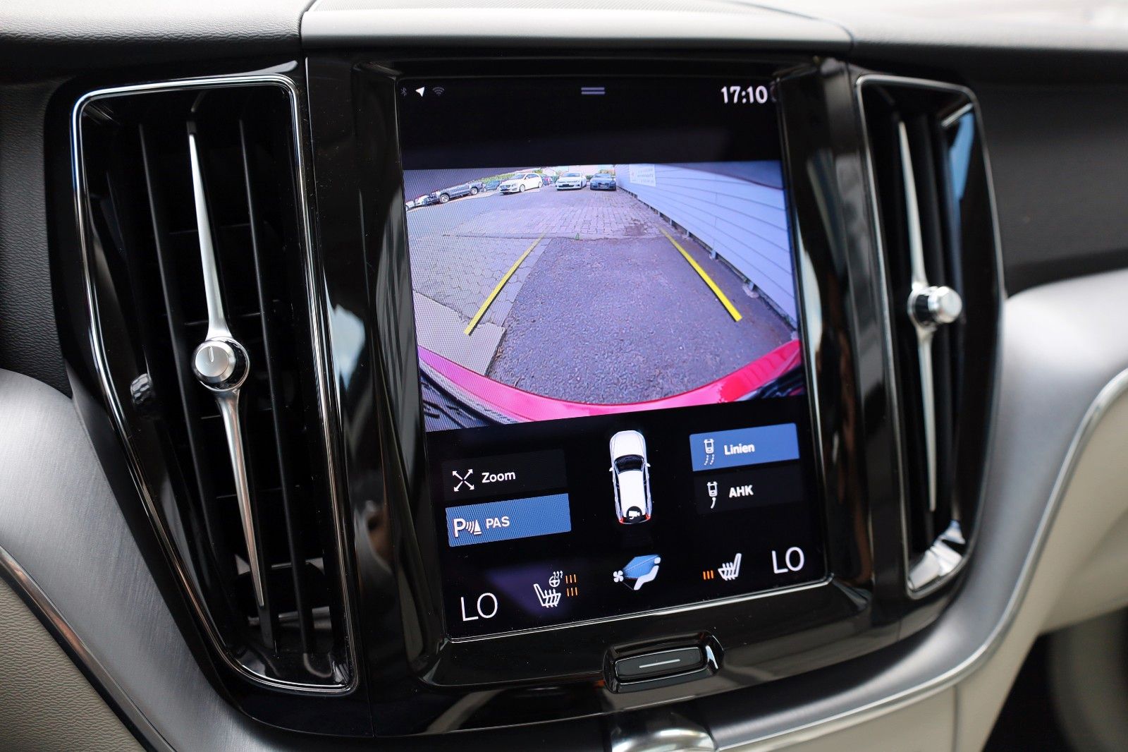 Fahrzeugabbildung Volvo XC60 Momentum Pro,Leder,Navi,LED,SH,Pano.,AHK+WR
