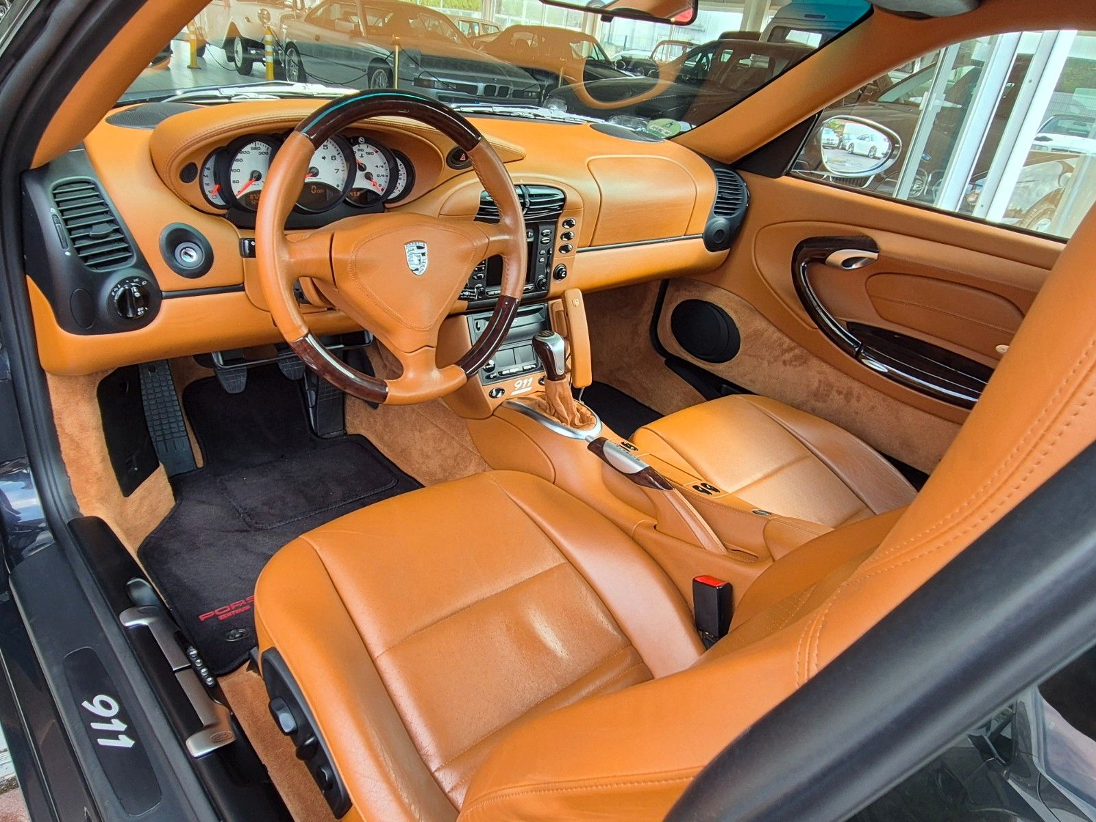Fahrzeugabbildung Porsche 996 Carrera 4 /Nr. 358 von 911 Millennium/BRD/1A