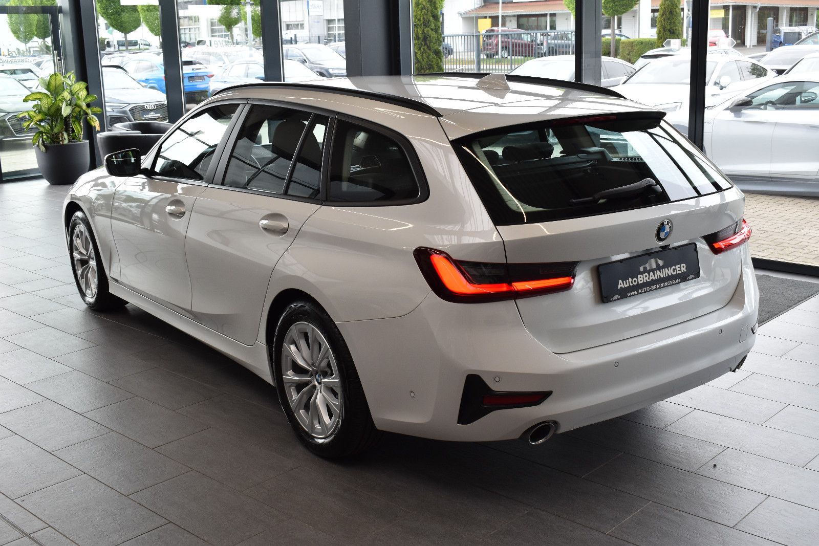 BMW 320d Touring Advantage Aut. LED~RFKam~ACC~LiveCo foto 7