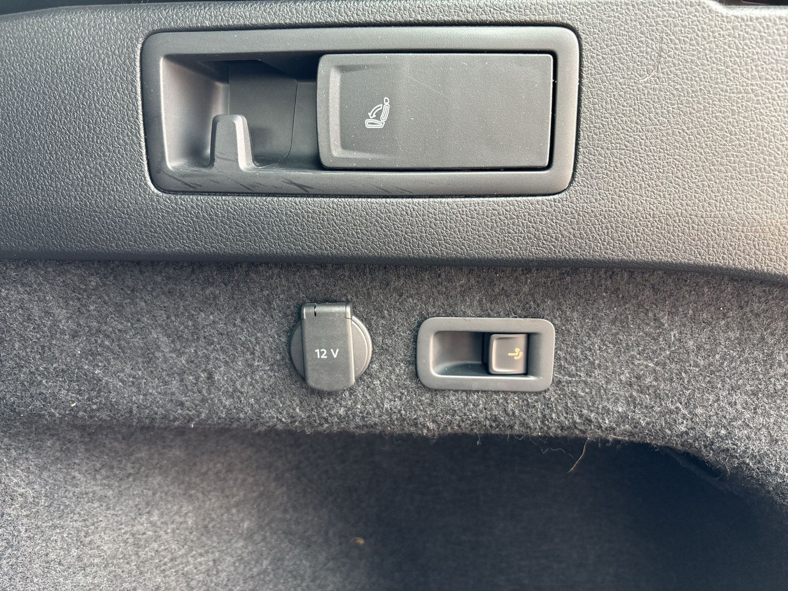 Fahrzeugabbildung Volkswagen Passat Variant Business 2.0 TSI DSG AHK App-Conn