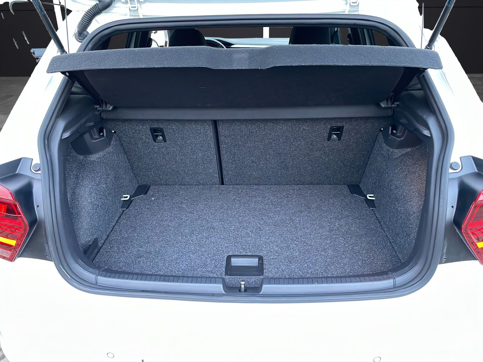 Fahrzeugabbildung Volkswagen Polo Highline TSI DSG LED ACC SHZ PDC Navi Klima