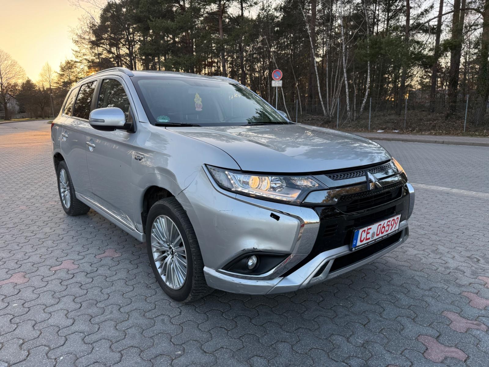 Mitsubishi Outlander PHEV Spirit 4WD LEDER KAMERA AHK