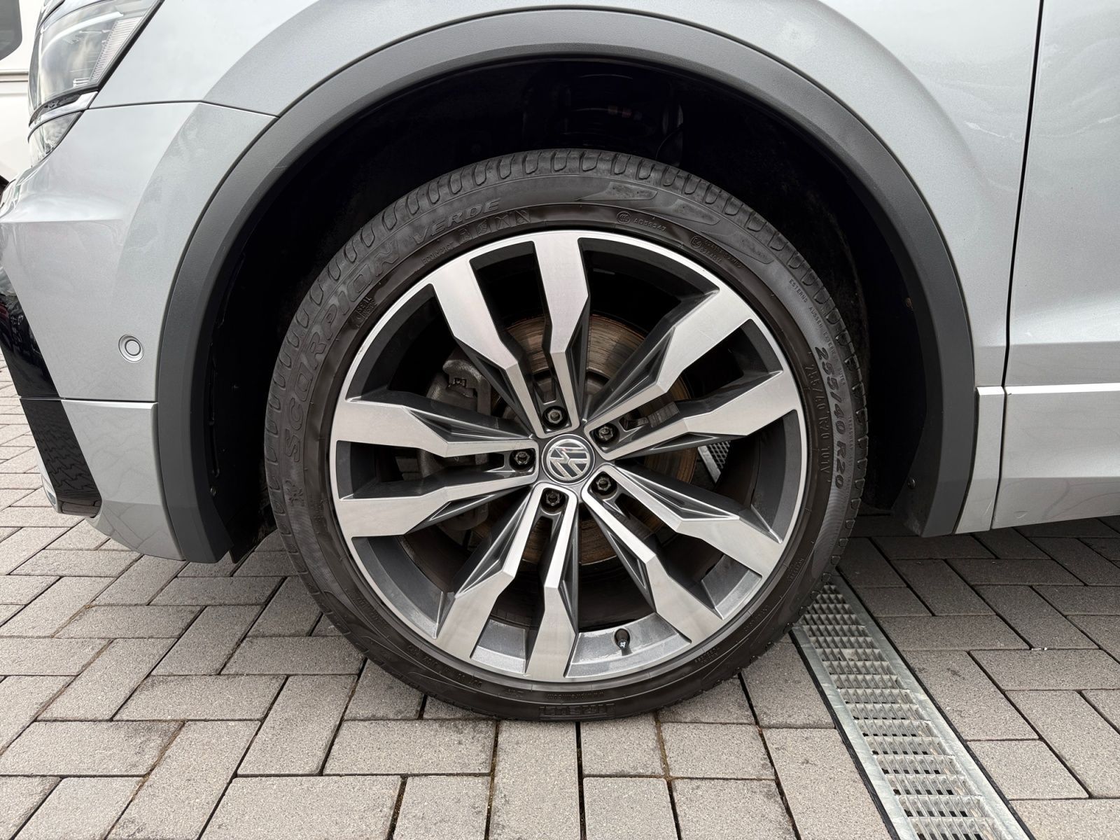 Fahrzeugabbildung Volkswagen Tiguan Allspace 2.0 TDI R-LINE 7 SITZE 20" AHK