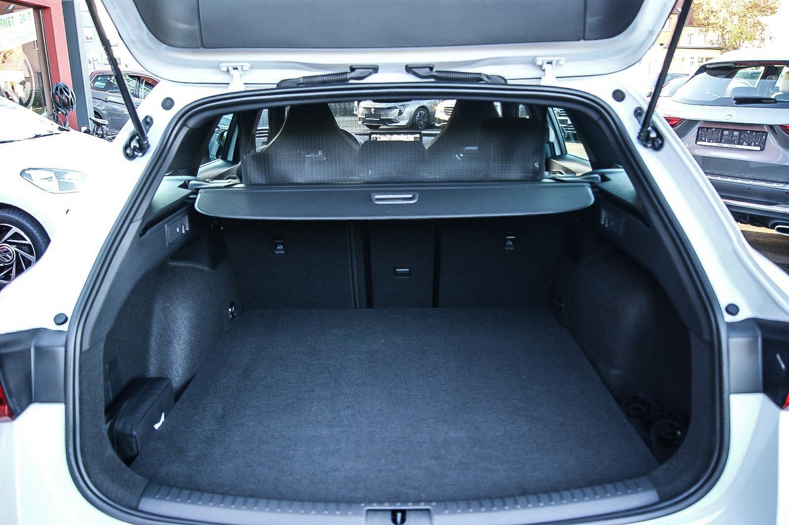 Fahrzeugabbildung CUPRA Leon Sportstourer e-HYBRID VIRTUAL ACC XL 1HAND