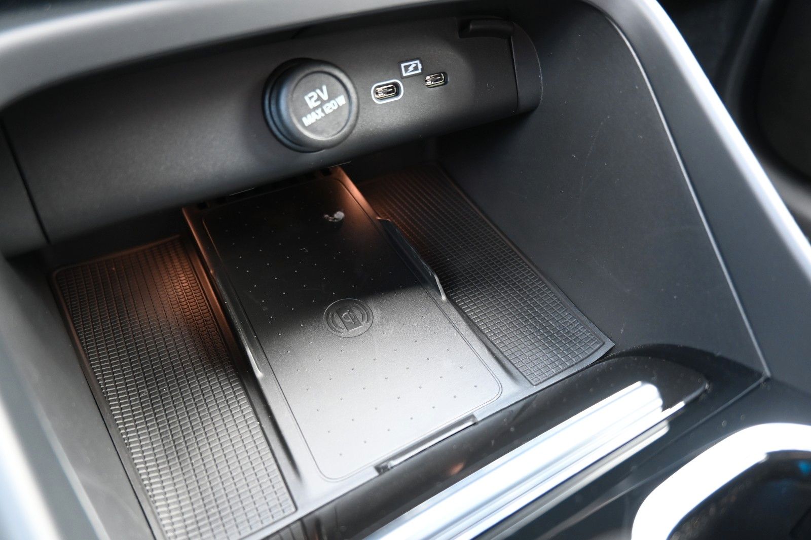 Fahrzeugabbildung Volvo XC40 B4 DKG Plus Dark*FSHZG*H&K*BLIS*ACC