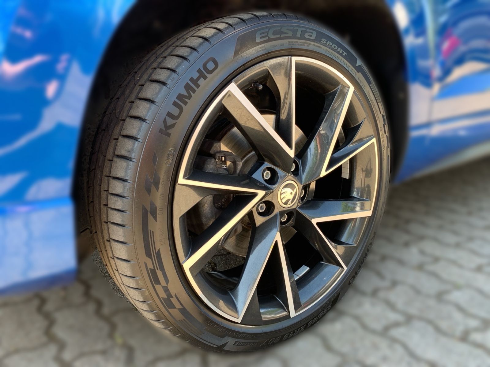 Fahrzeugabbildung SKODA Karoq 2.0 TSI DSG Sportline 4x4 OPF Pan.Dach