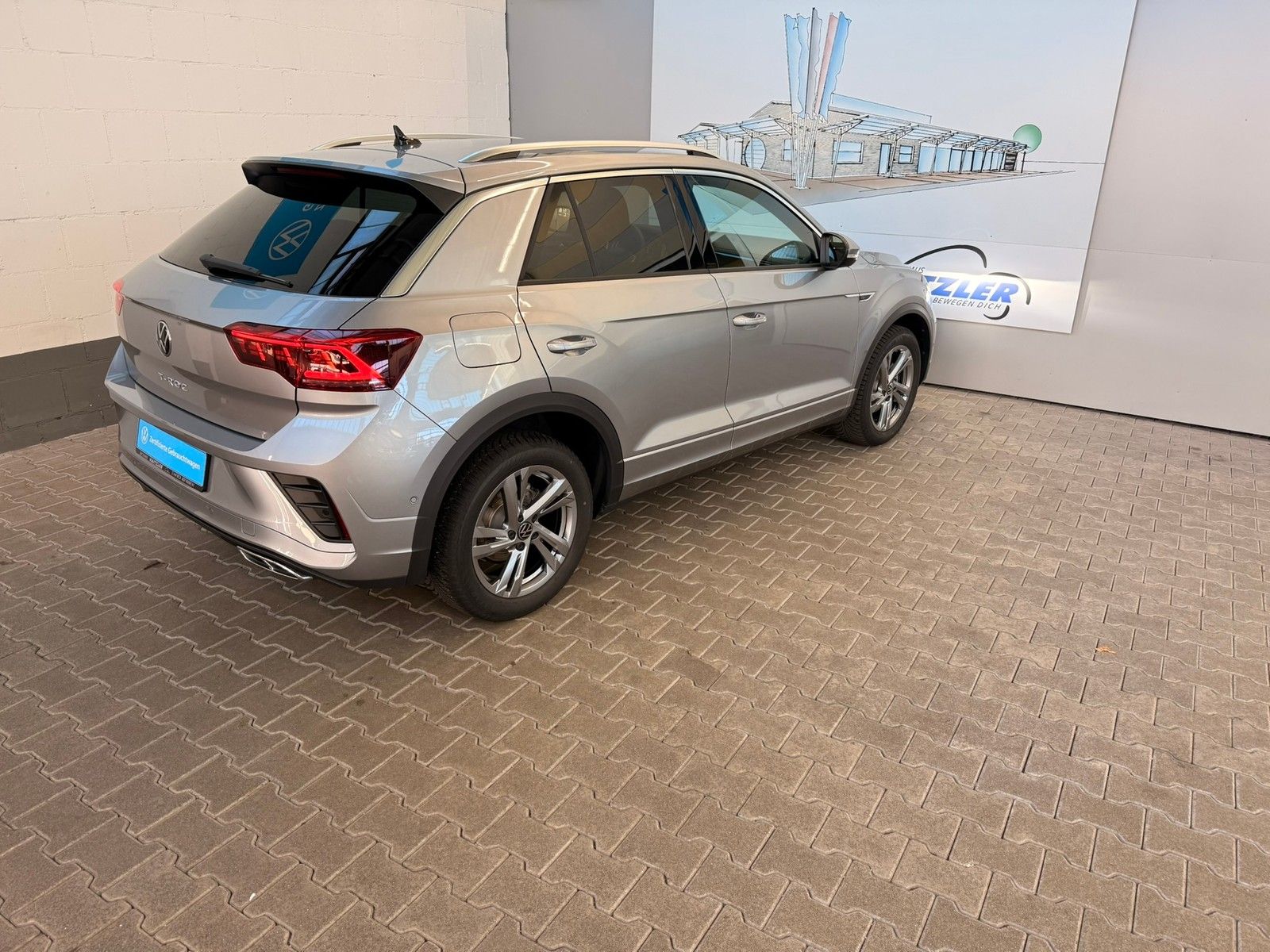 Fahrzeugabbildung Volkswagen T-Roc 1,5 TSI R-Line DSG + AHK + IQ.Light + Navi