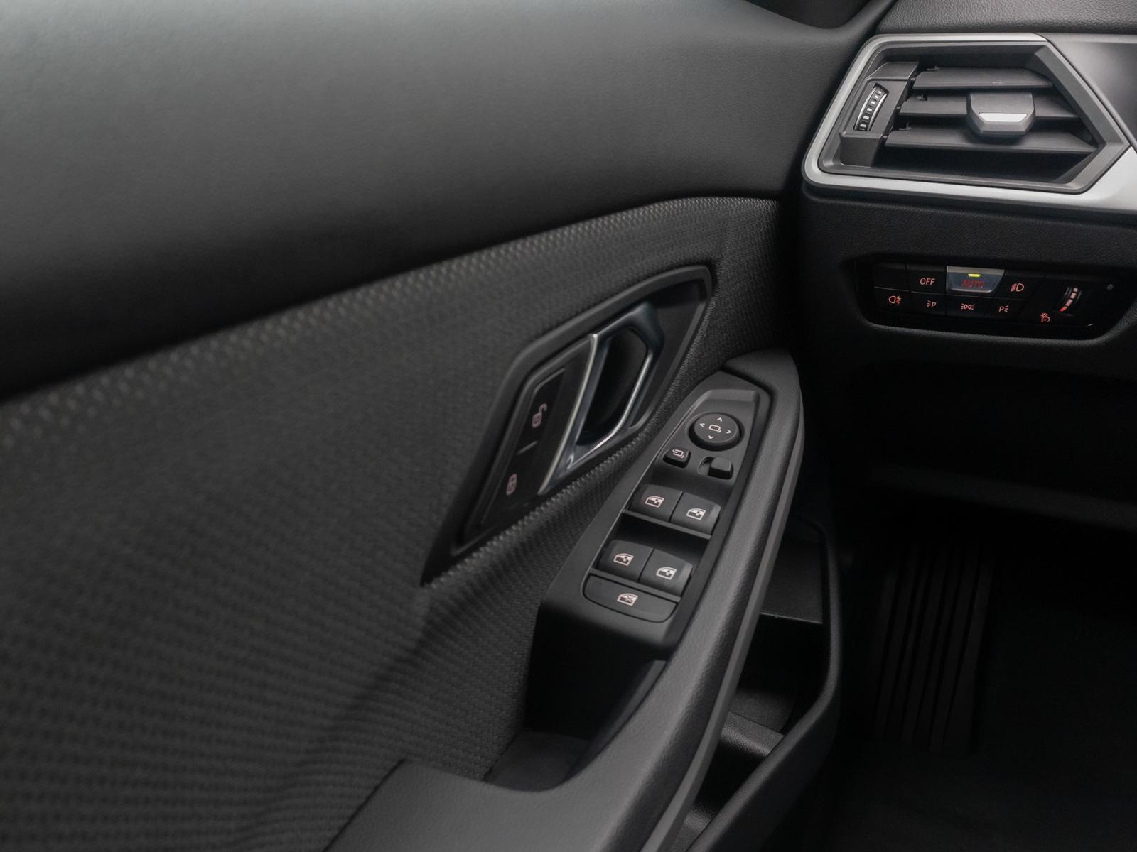 BMW 318i  Widscreen PDC GeschwindigReg DAB Cockpit+